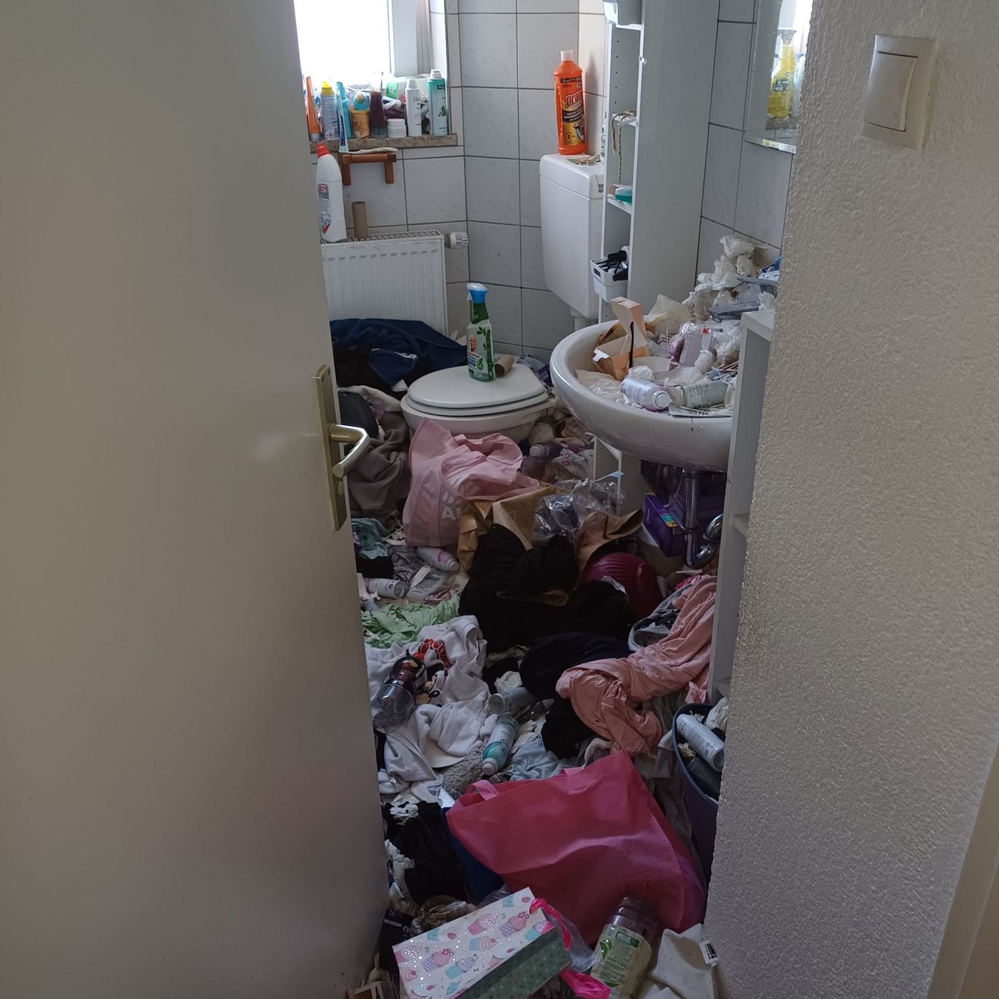 Vorher: volle Wohnung vor der Entrümpelung
