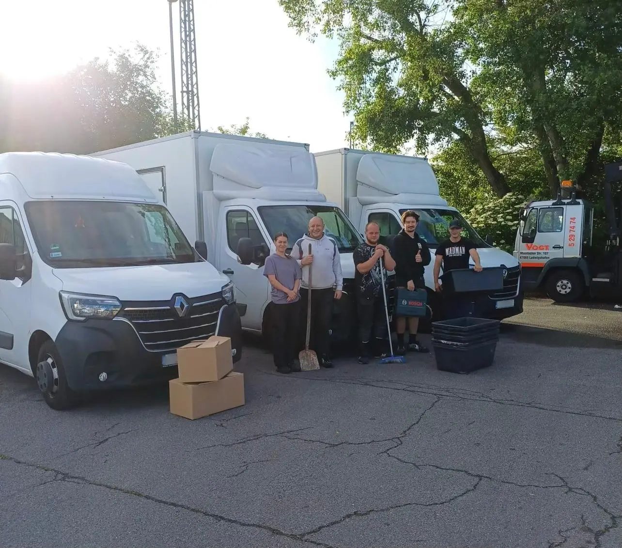 Kamix Team mit Fahrzeugen für Entrümpelung in Mannheim